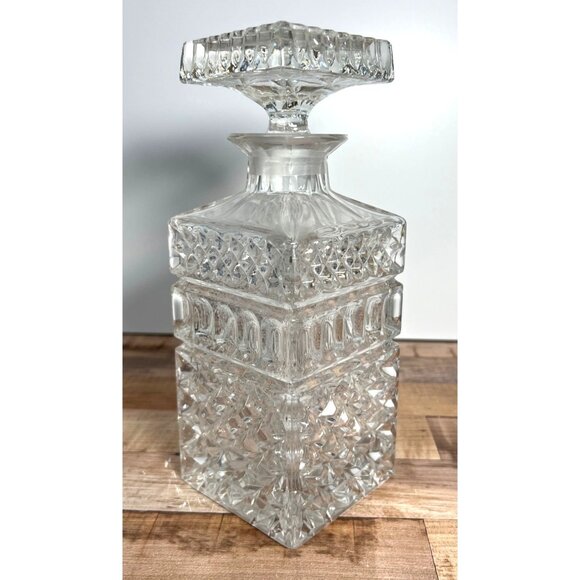 Square Heavy Crystal Glass Decanter Diamond Thumb Print Pattern Decanter - Picture 1 of 4